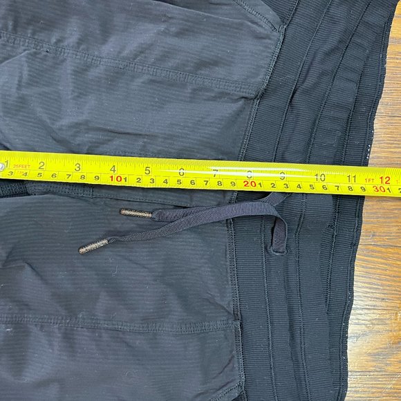 SOLD  Lululemon Black Tapered Lightweight Dance Studio Pants  Women's Sz 10 - Picture 9 of 9